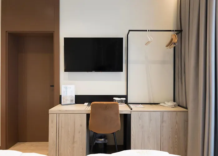 Noem 4* تيرانا